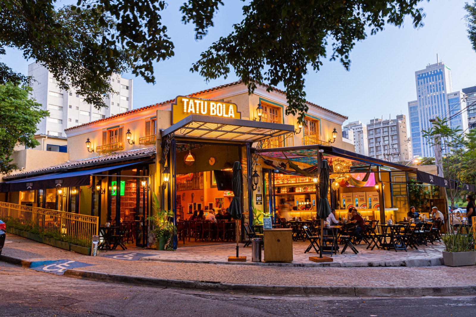 Tatu Bola Bar Sorocaba completa um ano com show do cantor Salgadinho